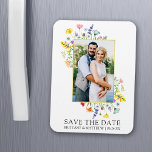 Watercolor Wildblommor Photo Save Date Magnet<br><div class="desc">I den moderna Watercolor Wildblomman Bröllop Bröllop Förlovning Announcement Spara datum magneter ingår ömtålig gult,  rosa,  persikor,  dammblått,  sage grönt,  lila,  rödblommor och orange vild blommor,  vallmo,  eukalyptus löv och andra vackra botaniska grejer på guld ram. Ett foto.</div>