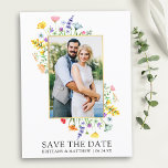 Watercolor Wildblommor Photo Save Date Vykort<br><div class="desc">Modern Watercolor Wildblomma Bröllop Bröllop-Förlovning Meddelande - Spara vykortet för datum omfattar delikat gult,  rosa,  persika,  dammblått,  sage grönt,  lila,  rött och orange vild blommor,  poppies,  eukalyptus löv och andra vackra botaniska grejer på guld ram. Ett foto.</div>