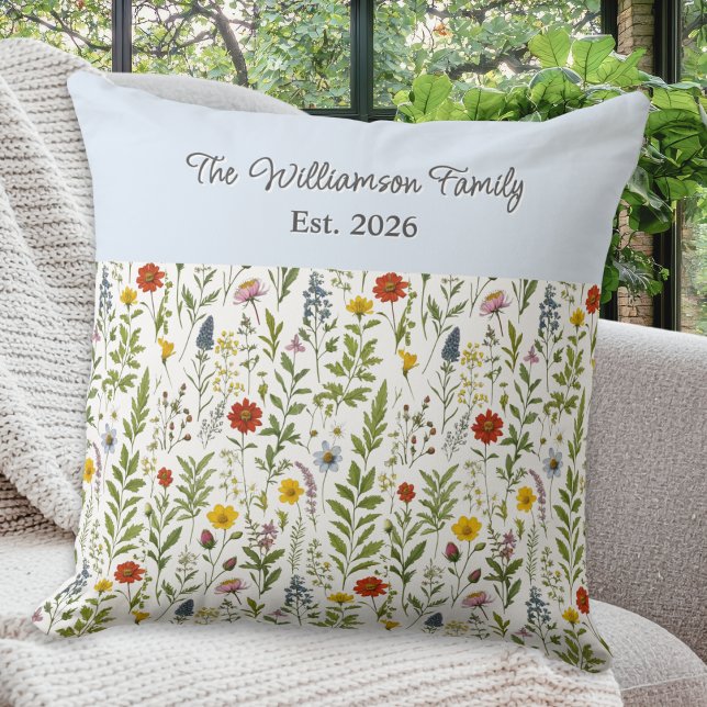 Watercolor Wildflowers Pattern Personalized Kudde (A personalized throw pillow with pattern of colorful wildflowers in a watercolor style)