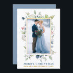 Watercolor Winter Blommigt Dusty Blue Guld Newlyed Julkort<br><div class="desc">Elegant Watercolor Winter Grey och Blue Blommigt God jul Bröllop Photo Newlyged Helgdag Card omfattar botaniska grönjorda löv på vintern,  blåbär,  blåa blommor,  bomull och röda bär. Guld Ram. Dusty Blue och Guld Text. Dusty Blue tillbaka.</div>