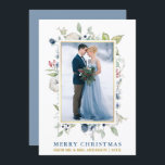 Watercolor Winter Blommigt Dusty Blue Guld Newlyed Julkort<br><div class="desc">Elegant Watercolor Winter Grey och Blue Blommigt God jul Bröllop Photo Newlyged Helgdag Card omfattar botaniska grönjorda löv på vintern,  blåbär,  blåa blommor,  bomull och röda bär. Guld Ram. Dusty Blue och Guld Text. Dusty Blue tillbaka.</div>