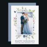 Watercolor Winter Blommigt Dusty Blue Newlyed Julkort<br><div class="desc">Elegant Watercolor Winter Grey och Blue Blommigt Glad helg Bröllop Photo Newlyged Helgdag Card omfattar botaniska grönjorda löv på vintern,  blåbär,  blåa blommor,  bomull och röda bär. Dusty Blue och Silver Text. Dusty Blue Back.</div>