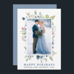 Watercolor Winter Blommigt Dusty Blue Newlyed Julkort<br><div class="desc">Elegant Watercolor Winter Grey och Blue Blommigt Glad helg Bröllop Photo Newlyged Helgdag Card omfattar botaniska grönjorda löv på vintern,  blåbär,  blåa blommor,  bomull och röda bär. Dusty Blue och Silver Text. Dusty Blue Back.</div>