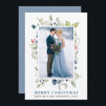 Watercolor Winter Blommigt Newlyed Dusty Blue Julkort<br><div class="desc">Elegant Watercolor Winter Grey och Blue Blommigt God jul Bröllop Photo Newlyged Helgdag Card omfattar botaniska grönjorda löv på vintern,  blåbär,  blåa blommor,  bomull och röda bär. Dusty Blue och Silver Text. Dusty Blue tillbaka.</div>