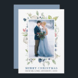Watercolor Winter Blommigt Newlyed Dusty Blue Julkort<br><div class="desc">Elegant Watercolor Winter Grey och Blue Blommigt God jul Bröllop Photo Newlyged Helgdag Card omfattar botaniska grönjorda löv på vintern,  blåbär,  blåa blommor,  bomull och röda bär. Dusty Blue och Silver Text. Dusty Blue tillbaka.</div>