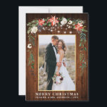 Watercolor Winter Blommigt Wood Guld Newlyed Julkort<br><div class="desc">Rustic Wood Elegant Watercolor Winter Blommigt Wood Newlyed Photo God jul Card omfattar vackra rödpoinsettider med vattenfärg,  botaniskt grönämne,  vintern bladverk,  hollbär,  vit ros,  bomull,  gräs och blåbär. Rustic Land Wood and String Ljus. Guld Ram.</div>
