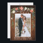 Watercolor Winter Blommigt Wood Newlyged jul Julkort<br><div class="desc">Rustic Wood Elegant Watercolor Winter Blommigt Wood Newlyed Photo God jul Card omfattar vackra rödpoinsettider med vattenfärg,  botaniskt grönämne,  vintern bladverk,  hollbär,  vit ros,  bomull,  gräs och blåbär. Rustic Land Wood and String Ljus.</div>