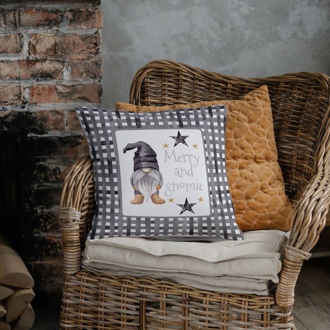 Watercolor Winter Gnome on Buffalo check jul Kudde (Cute gnome on buffalo check background design for Christmas pillow.)