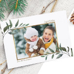 Watercolor Winter Greenery Helgdag julfoto Julkort<br><div class="desc">Watercolor Winter Greenery jul-fotokort med elegant grenar och en faux guld-folie ram kring ditt eget foto. Det är enkelt att anpassa texten så att den blir en riktig personlig.</div>