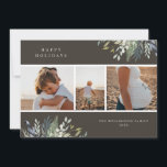 Watercolor Winter Greenery Helgdag Photo Collage Julkort<br><div class="desc">Vintergröna arrangemang med söt vattenfärg,  tre fotokort för helgdag. Kortfunktioner,  vintergrön i mjuka blå nyanser och grönt med sandy grått färg bakgrunder. I mallen finns två blanksteg för anpassningsbarna och tre foton.</div>