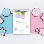 Watercolor Winter - Tack för att genderna visas Kort<br><div class="desc">Boy eller Girl. Blå eller Rosa. Rosa av vattenfärg och bollar av blå jul med gender visar party. Gender avslöjar att party är dekorerat med ett vattenfärgsfärgat julgran boll leksak,  dekorerat med gult band! Matchande objekt är tillgängliga.</div>
