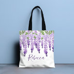 Watercolor Wisteria Personlig Namn Tygkasse<br><div class="desc">Den här designen har elegant vattenfärgsblommor i mjuk lavender och lila med grönt löv på en vit bakgrund med ditt namn nedan i skriptet snyggt lila. Anpassa genom att redigera texten i textrutan. Designad för dig av Evco Studio www.zazzle.com/store/evcostudio #bröllop #batmitzvah #party #gifts #tote #påsar #totepåsar #tillbehör #partybag #merpåsar #partyleveran#wisteria...</div>