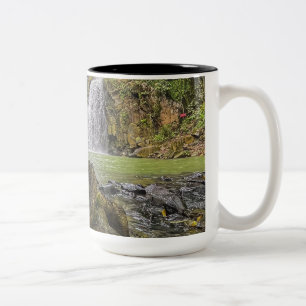 Waterfall Oasis Mugg - Grönt Forest och Rocky Stre
