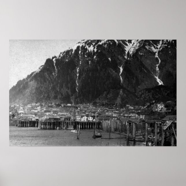 Waterfront View of Juneau, Alaska Photograph Poster (Framsidan)