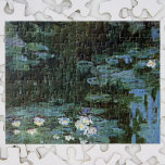 Waterlilies av Claude Monet, Vintage Fine Art Pussel<br><div class="desc">Claude Monets vattenlilies är en vintage bra konstmålning med vattendroppar i en damm i Monets trädgård i hans hem i Giverny, Frankrike. Vingpiren träd kastar en reflektion i dammen. Claude Monet tyckte om att måla "en plein luft" eller "på öppet luft". En serie över 250 blommålningar som Monet målade under...</div>