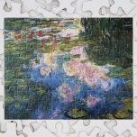 Waterlilies av Claude Monet, Vintage Fine Art Pussel<br><div class="desc">Claude Monets vattenlilies är en vintage bra konstmålning med vattendroppar i en damm i Monets trädgård i hans hem i Giverny, Frankrike. Den djupa grönten av den vipande piskan träd kastar en reflektion i dammen. Claude Monet tyckte om att måla "en plein luft" eller "på öppet luft". En serie över...</div>