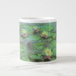 Waterlilies av Claude Monet, Vintage Impressionism Jumbo Mugg<br><div class="desc">Waterlilies (1914) av Claude Monet är en vintage som målar upp bra art blommigt. Ett av flera vatten-målningar som Monet målade av dammen i sin vår-blomsterträdgård i Giverny, Frankrike. Om konstnären: Claude Monet (1840-1926) var en av grundarna av den Fransk målningsrörelsen och de flesta av hans målningar var "en plein...</div>