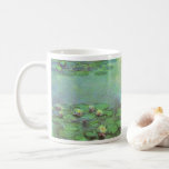 Waterlilies av Claude Monet, Vintage Impressionism Kaffemugg<br><div class="desc">Waterlilies (1914) av Claude Monet är en vintage som målar upp bra art blommigt. Ett av flera vatten-målningar som Monet målade av dammen i sin vår-blomsterträdgård i Giverny, Frankrike. Om konstnären: Claude Monet (1840-1926) var en av grundarna av den Fransk målningsrörelsen och de flesta av hans målningar var "en plein...</div>