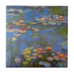 Waterlilies av Claude Monet, Vintage Nature Art Kakelplatta<br><div class="desc">Claude Monets vattenlilies är en vintage bra konsthantmålning med vattenfyllda blommor i en damm i Monets trädgård i hans hem i Giverny, Frankrike. Vackra blommor flyter i vatten och speglingen av gröntens väktande viljor i träd. Claude Monet tyckte om att måla "en plein luft" eller "på öppet luft". En serie...</div>