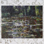 Waterlilies in Pond by Claude Monet, Vintage Art Pussel<br><div class="desc">Claude Monets vattenlilies är en vintage bra konstmålning med vattendroppar i en damm i Monets trädgård i hans hem i Giverny, Frankrike. Willow träd hänger över vatten och den japanska fotbollsbron är i avstånd. En serie över 250 blommålningar som Monet målade under sina sista 30 år. Om konstnären: Claude Oscar...</div>
