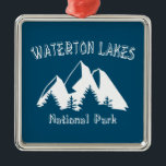 Waterton Sjöar nationalpark Julgransprydnad Metall<br><div class="desc">Waterton Sjöar nationalpark ligger i södra Alberta, Kanada, som gränsar till Montanas glaciernationalpark. Det är känt för sin sjöar-kedja, inklusive sjöar vid Upper och Mitten, som flankeras av Rocky mountains.</div>