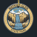 Watkins Glen State Park New York Badge Vintage Julgransprydnad Keramik<br><div class="desc">Wkins Glen State Park illustration. Parken ligger i byn Watkins Glen söder om Seneca Sjö i Schuyler County i New Yorks Finger Sjöar.</div>