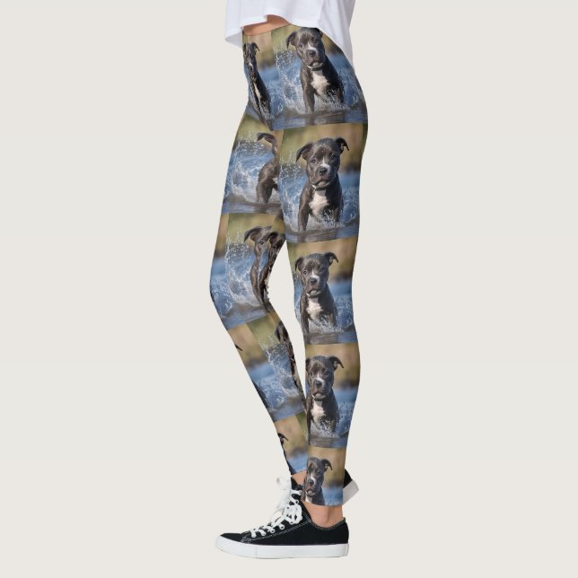 "Wave Chaser: A Staffy Puppy at Play in Ocean" Leggings (Vänster)