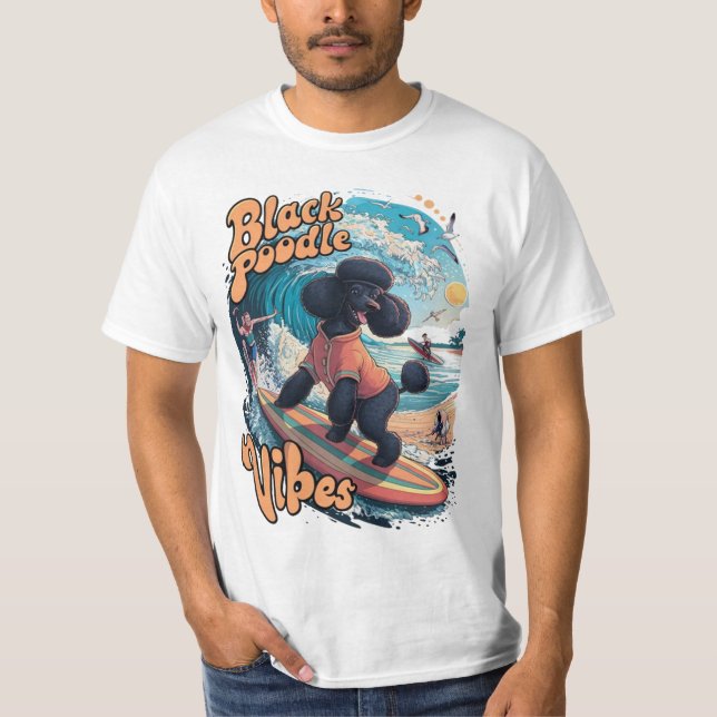 Wave Rider: A Black Pudel Surfing Äventyr T Shirt (Framsida)