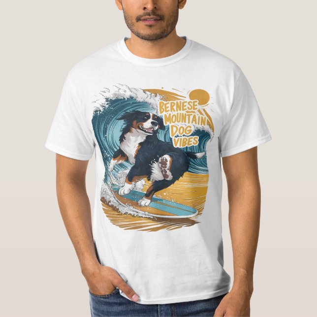 Wave Rider Bernese Mountain Hund Surfing T Shirt (Framsida)