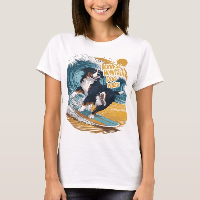 Wave Rider Bernese Mountain Hund Surfing T Shirt (Framsida)