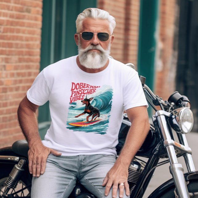 Wave Rider: Doberman Pinscher Hund Surfing i Stil T Shirt (Skapare uppladdad)