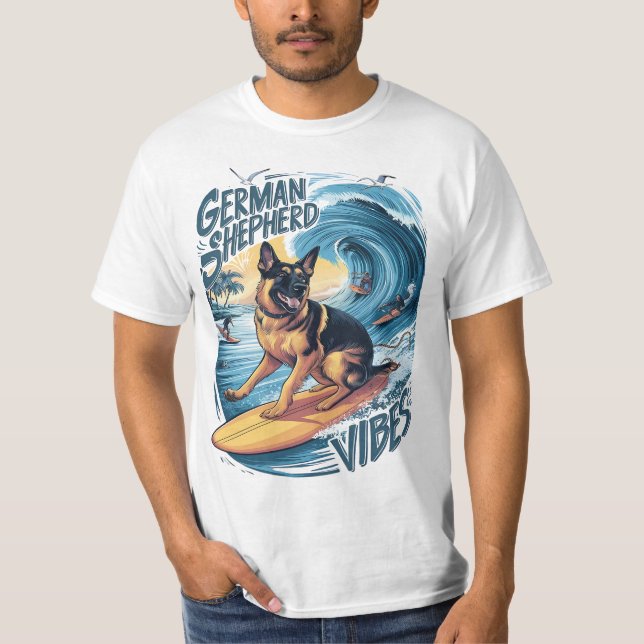 Wave Rider: En tysk shepherd Surfing T Shirt (Framsida)