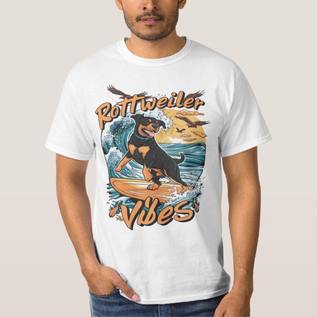 Wave Rider Rottweiler Hund Surfing Äventyr T Shirt (Framsida)