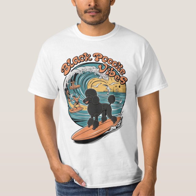 Wave-Riding Black Pudel Surfing Äventyr T Shirt (Framsida)