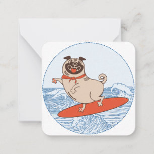 Wave ridning lycklig pug hund på yfboard anteckningskort