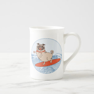 Wave ridning lycklig pug hund på yfboard benporslin mugg