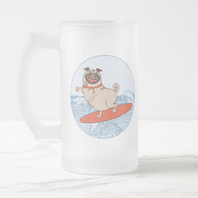 Wave ridning lycklig pug hund på yfboard frostat ölglas (Vänster)