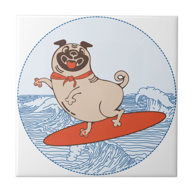 Wave ridning lycklig pug hund på yfboard kakelplatta (Framsidan)