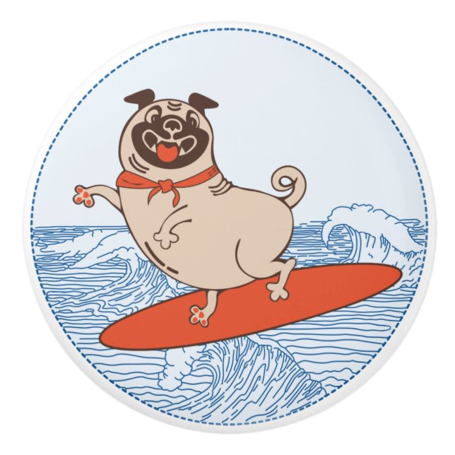 Wave ridning lycklig pug hund på yfboard knopp (Framsidan)