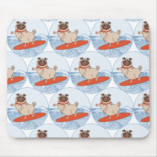 Wave ridning lycklig pug hund på yfboard musmatta