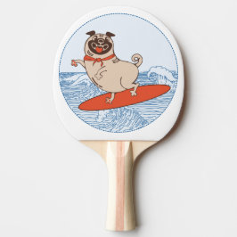 Wave ridning lycklig pug hund på yfboard pingisracket