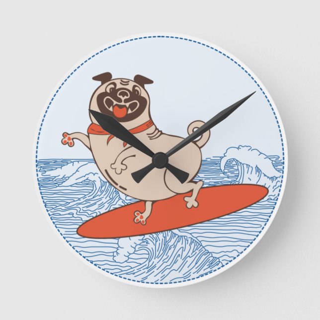 Wave ridning lycklig pug hund på yfboard rund klocka (Framsida)