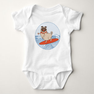 Wave ridning lycklig pug hund på yfboard t shirt