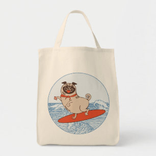 Wave ridning lycklig pug hund på yfboard tygkasse