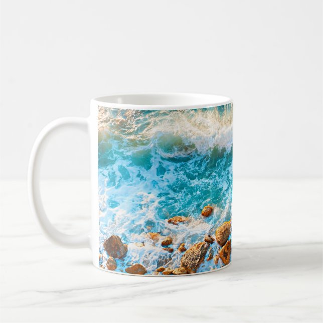 Waves on a rocky beach at sunset. Aerial viewbeach Kaffemugg (Vänster)
