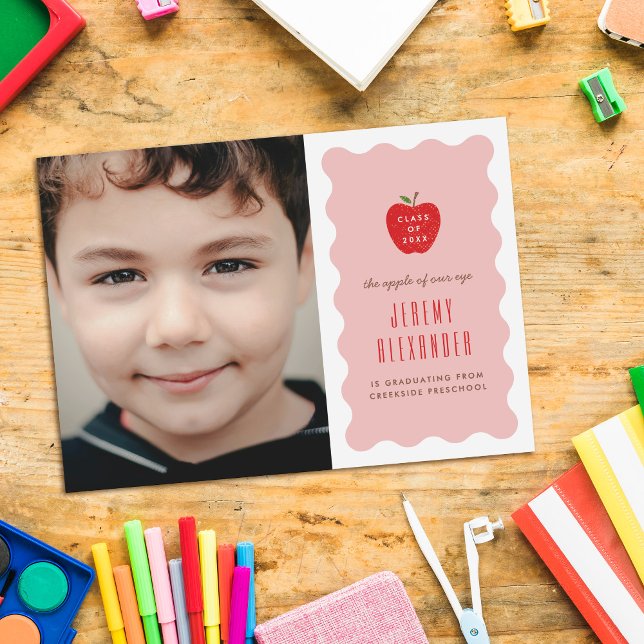 Wavy Apple Preschool Photo Graduation Announcement Spara Datumet (Skapare uppladdad)