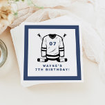 WAYNE Hockey Player Sport Theter Boy Birthday Pappersservett<br><div class="desc">Den här hockeyfödelsedagskalennapkin har hockey-teman och jersey med en roligt blå och vit färg-kombination. Pair med något i WAYNE Collection för att få en sammanhållen blick.</div>