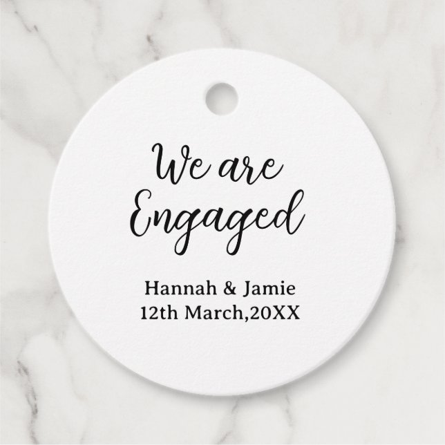 We are Engaged couple name date calligraphystylish Gåvor Etiketter (Framsida)