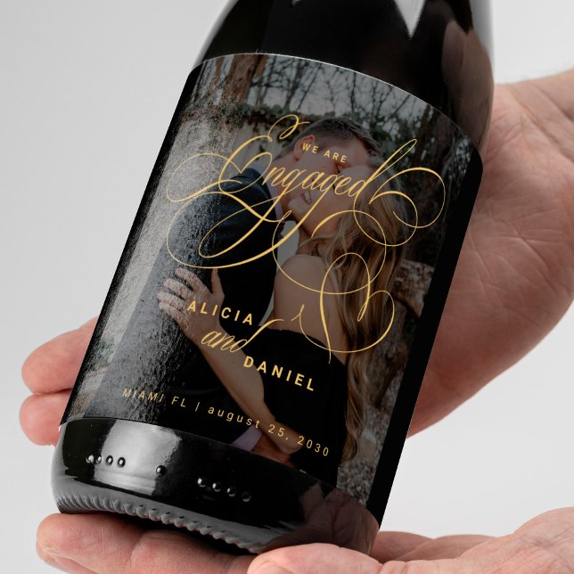 We are engaged gold script photo engagement party vinflaska etikett (Skapare uppladdad)