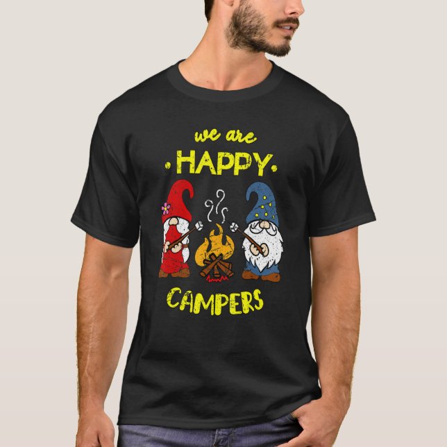 We Are Happy Campers Gnomes Gnome Campfire Couple T Shirt (Framsida)